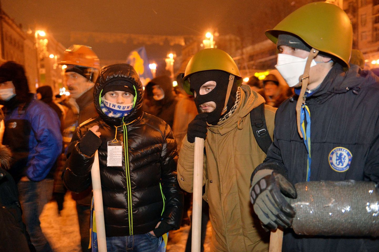 Nuiadega varustatud meeleavaldajad Kiievi linnavalitsuse juures täna hommikul.