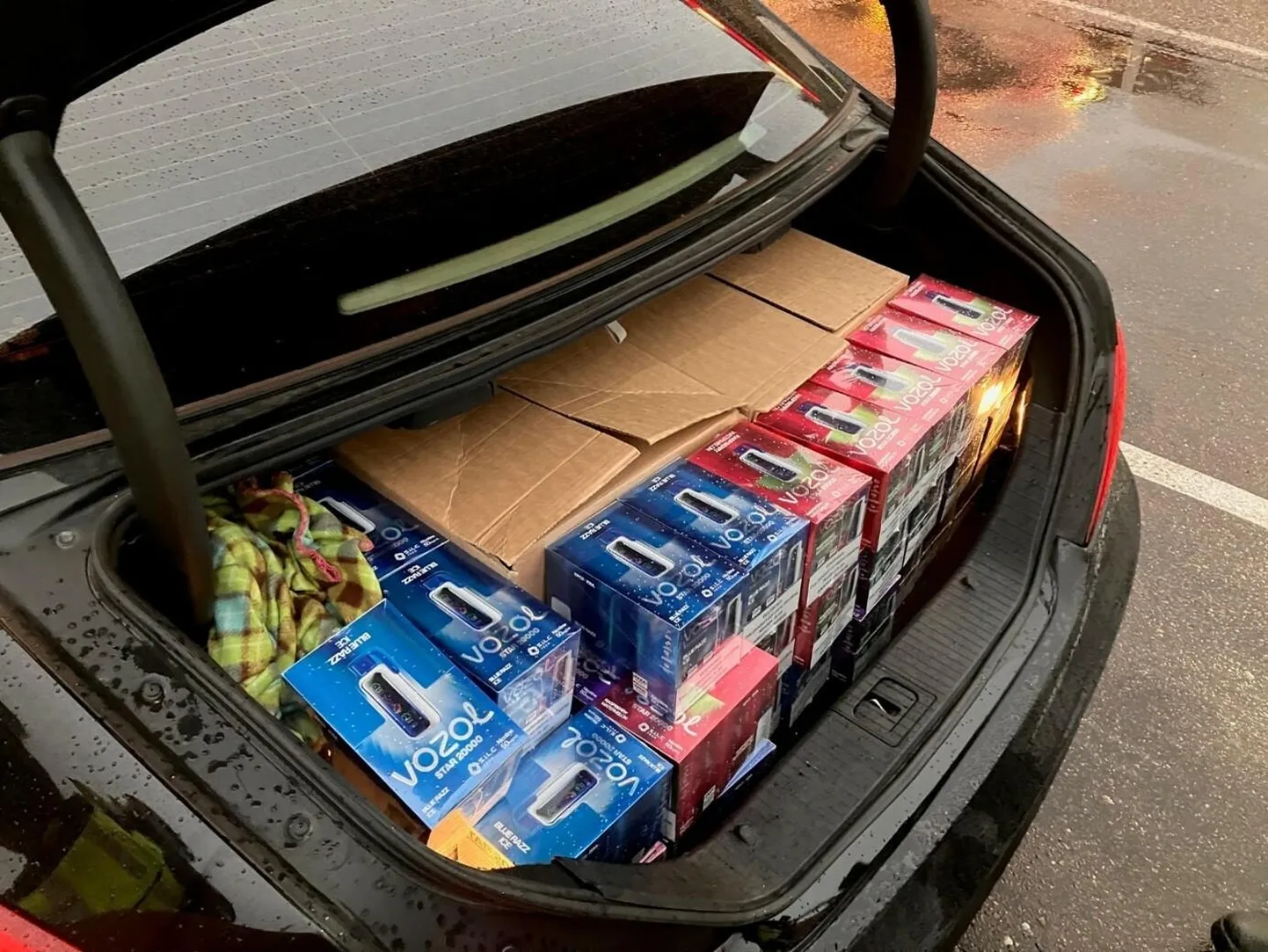Politsei leidis Läti numbrimärgiga auto pagasiruumist suure koguse keelatud e-sigarette.