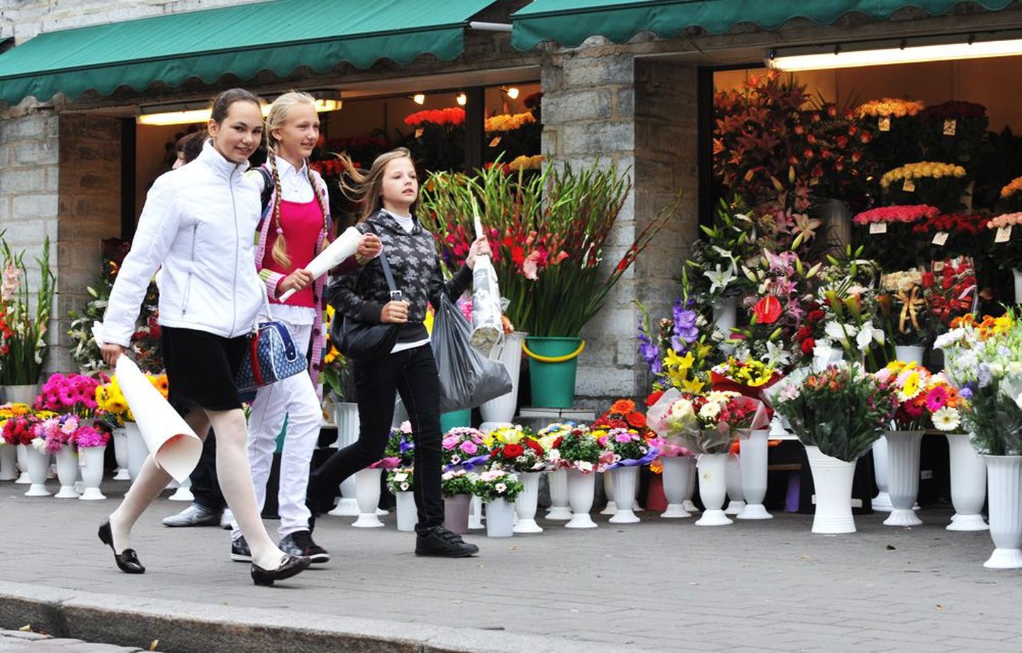 Koolijütse vooris eile Tallinnas Viru tänava lillekioskite ees tihedalt ja keegi tühjade kätega lahkuma ei pidanud.