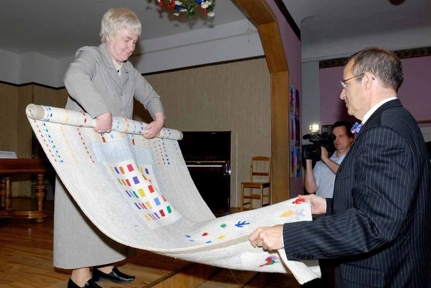 Anu Raud koos Eesti Vabariigi presidendi Toomas Hendrik Ilvesega 2009. aasta mais Laupa koolile konkursi võiduvaipa kätte andmas.