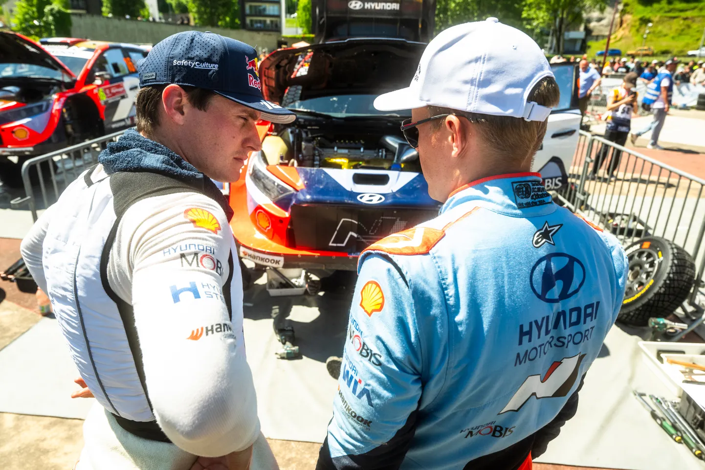 Adrien Fourmaux (vasakul) ja Ott Tänak Hyundai i20 Rally1-auto ümber. Mis saab rallitiimist tulevikus?