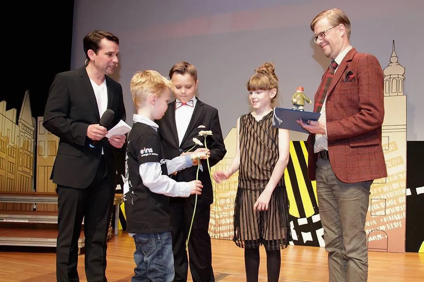 Karl Jakob Vibur, Arabella Antons ja Mika Keränen Schlingeli filmifestivalilil publikupreemiat vastu võtmas.