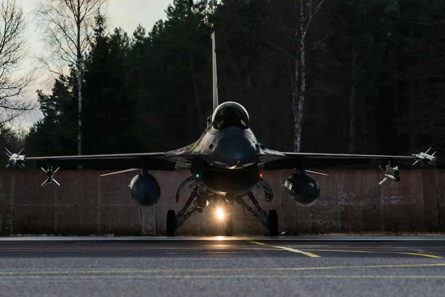 Hävituslennuki F16 tippkiirus on 2400 kilomeetrit tunnis ja lennukaugus üle 4200 kilomeetri.