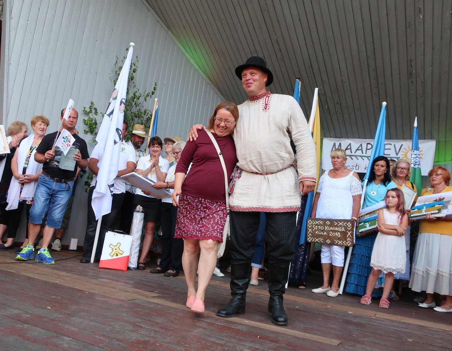 Lüübnitsa külavanem Urmas Sarja maapäeval aasta küla tunnustust vastu võtmas koos oma põhilise konkurendi, Vidrike külavanema Ivika Nõgeliga.