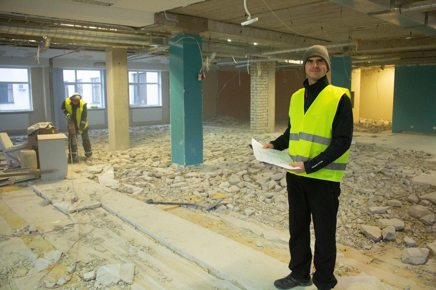 Tervisekeskust ehitava Rennes OÜ juhatuse liige Kristjan Keemu tutvustas esimese korruse ruumi, kus parasjagu käis vana põranda lammutamine. Nii esimesel kui nullkorrusel on pinda umbes 600 ruutmeetrit.