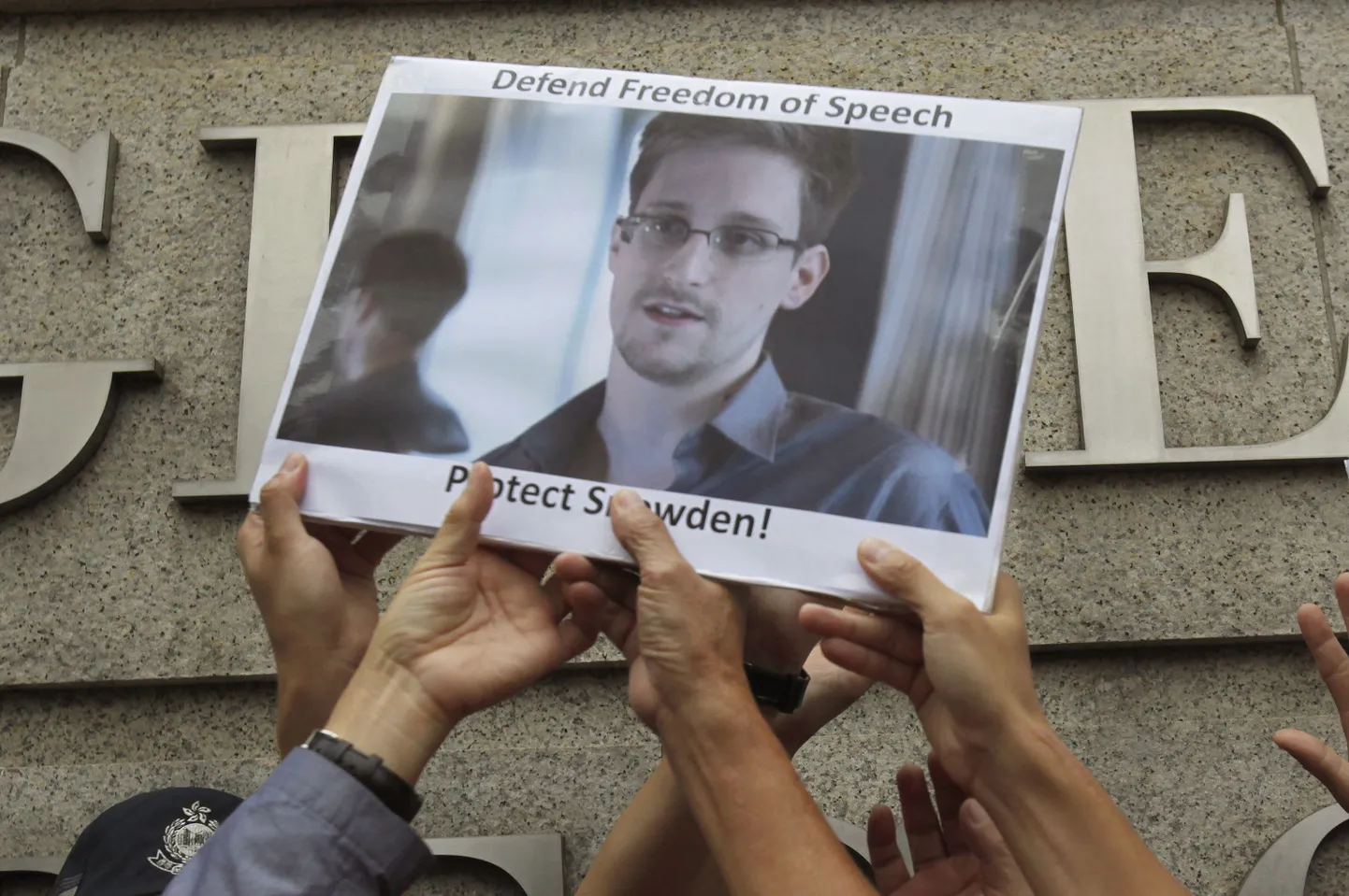 Foto Snowdeni toetuseks korraldatud meeleavalduselt Hong Kongis.