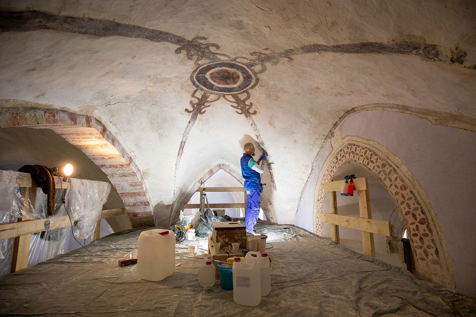 Koeru kirik üllatab: uurimistööde käigus on kunstiakadeemia tudengid avastanud kirikust haruldaselt hästi säilinud keskaegsed maalingud, mida Eestis pühakodades enamasti säilinud pole.