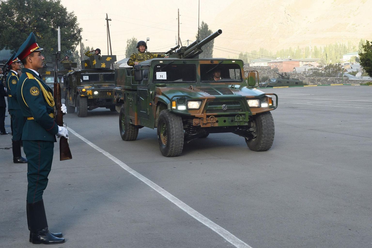 Tadžikistani sõdurite paraad neljapäeval Afganistani piiri lähedal Horugis.