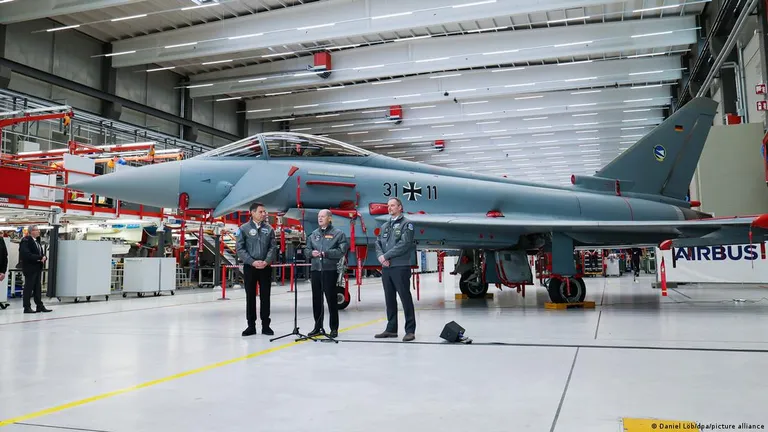 Канцлер ФРГ Олаф Шольц (в центре) на заводе Airbus в баварском Манхинге, где выпускают истребители Eurofighter Typhoon, 19 января 2024 года