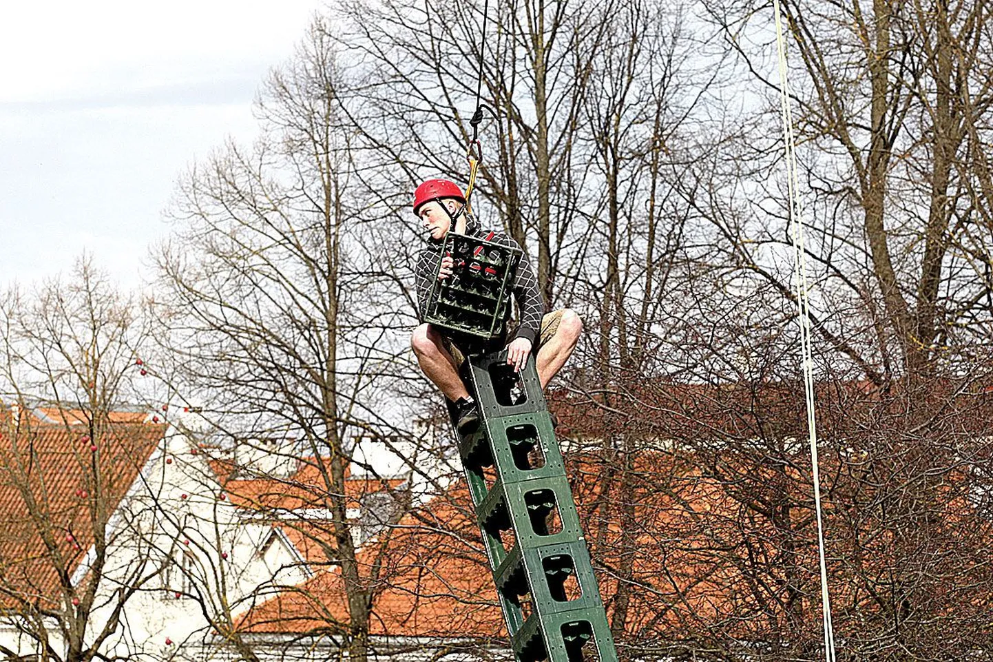 Kastivirna otsas turninud Marko Männistel jäi hetkel, kui istumisalune viltu hakkas vajuma, rekordist puudu veel tubli kümmekond kasti.