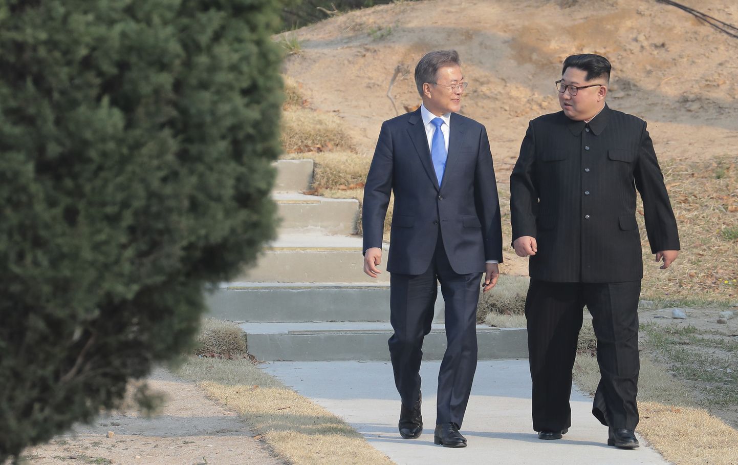 Moon Jae-in ja Kim Jong-un jalutamas.