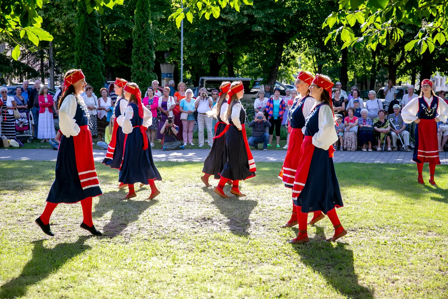 Kolmapäeva õhtuti esinevad Pärnu Lastepargis rahvatantsurühmad.