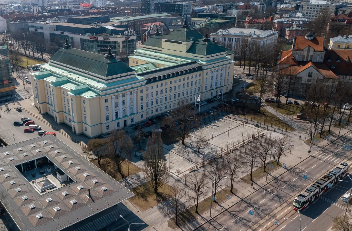 Tallinn ei nõustu rahvusooper Estonia juurdeehitusega, sest muu hulgas hävitaks see suure osa hiljuti rekonstrueeritud kaitsealusest Tammsaare pargist.