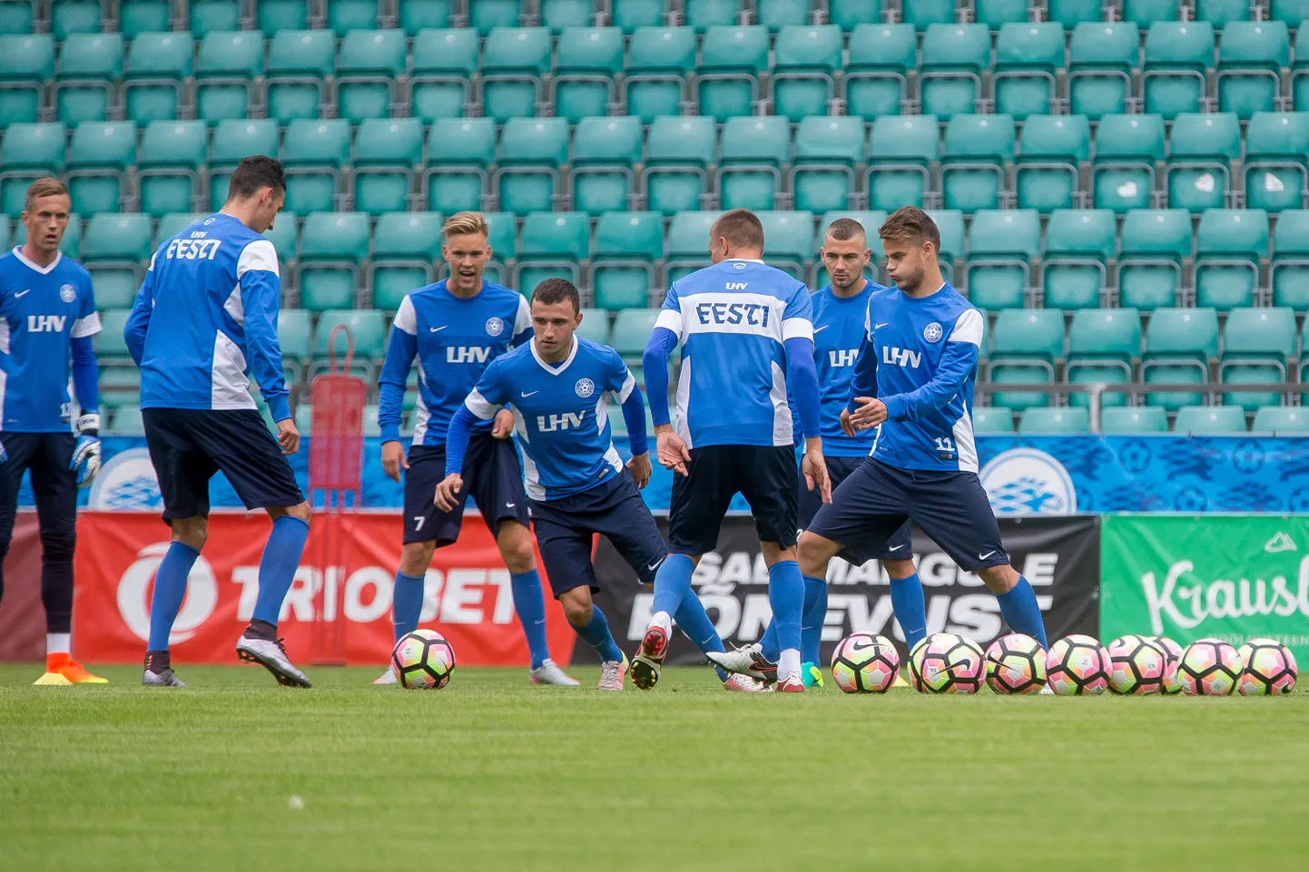 Eesti jalgpallikoondislased (pildil vasakult Mihkel Aksalu, Igor Subbotin, Brent Lepistu, Maksim Gussev, Gert Kams, Ken Kallaste, Rauno Sappinen) on valiktsükli alguseks valmis.