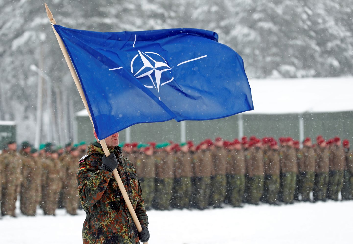 Sõdur NATO lippu hoidmas. Pilt on illustratiivne