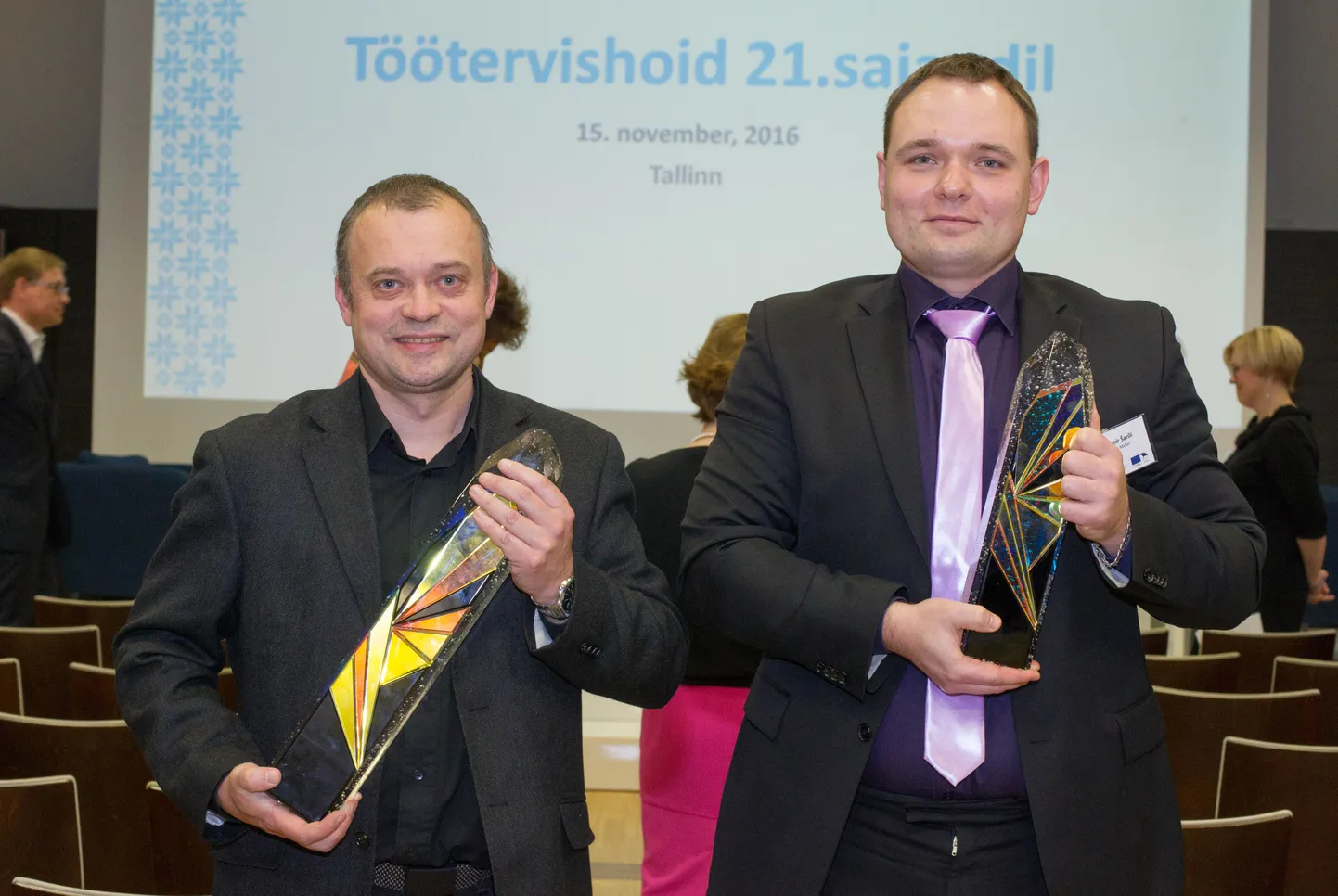 Firmade esindajat uute tiitlitega.