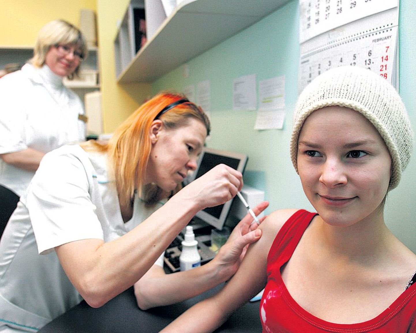 Reedel kasutas võimalust end uue gripi vastu kohe vaktsineerida 20-aastane kunstitudeng Katrin Orav. Süsti teeb ta ema, pereõde Silja Orav. Tagaplaanil seisab Ülikooli perearstikeskuse arst Marje Oona.