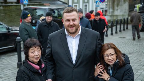 Kaido Höövelson näitab teleekraanil oma Jaapanit