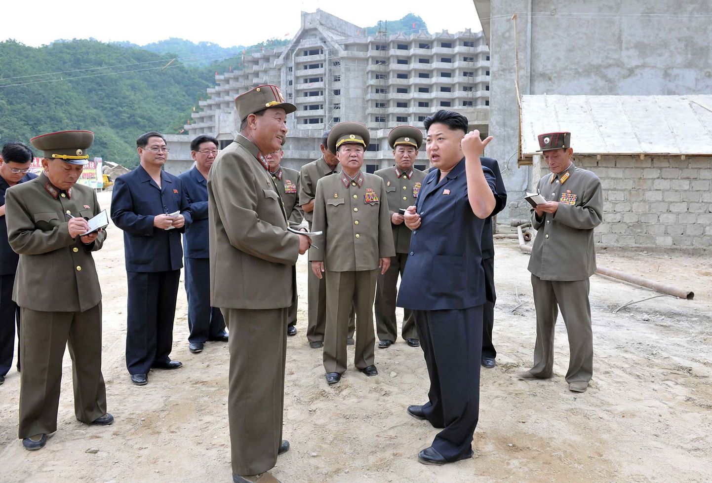 Põhja-Korea juht Kim Jong-un külastas suusakuurorti ehituspaika