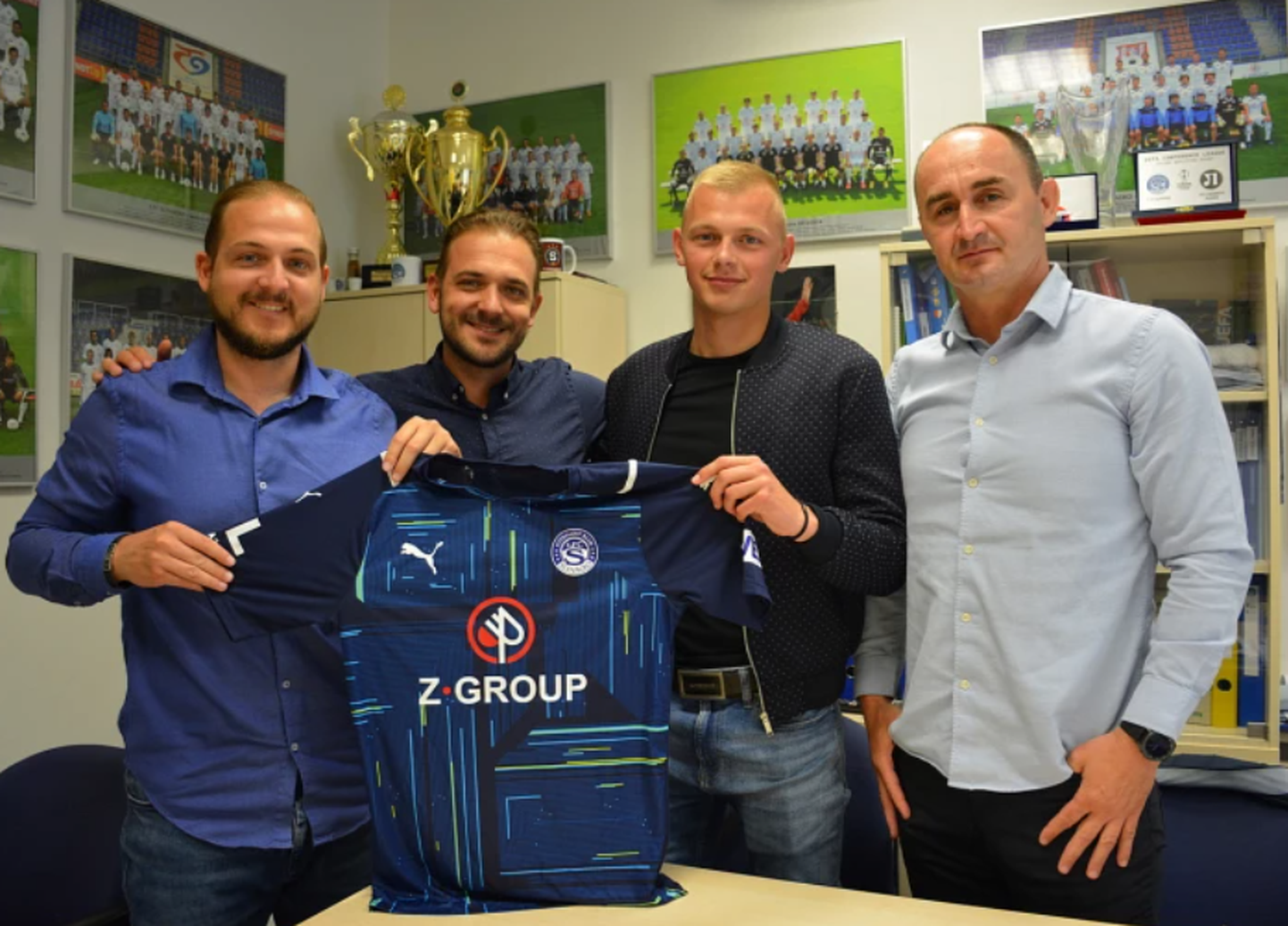 Vlasi Sinjavski (paremalt teine) pärast FC Slovackoga lepingu allkirjastamist.