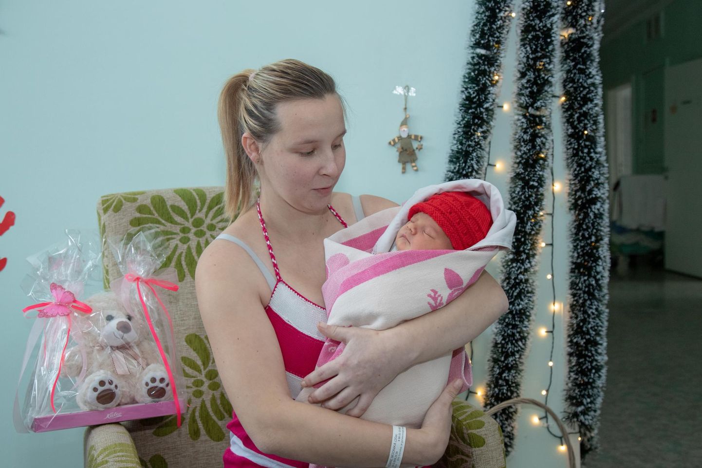 Esimesel jõulupühal sündis Viljandi haiglas 53 sentimeetrit pikk ja 3980 grammi kaaluv tüdruk.