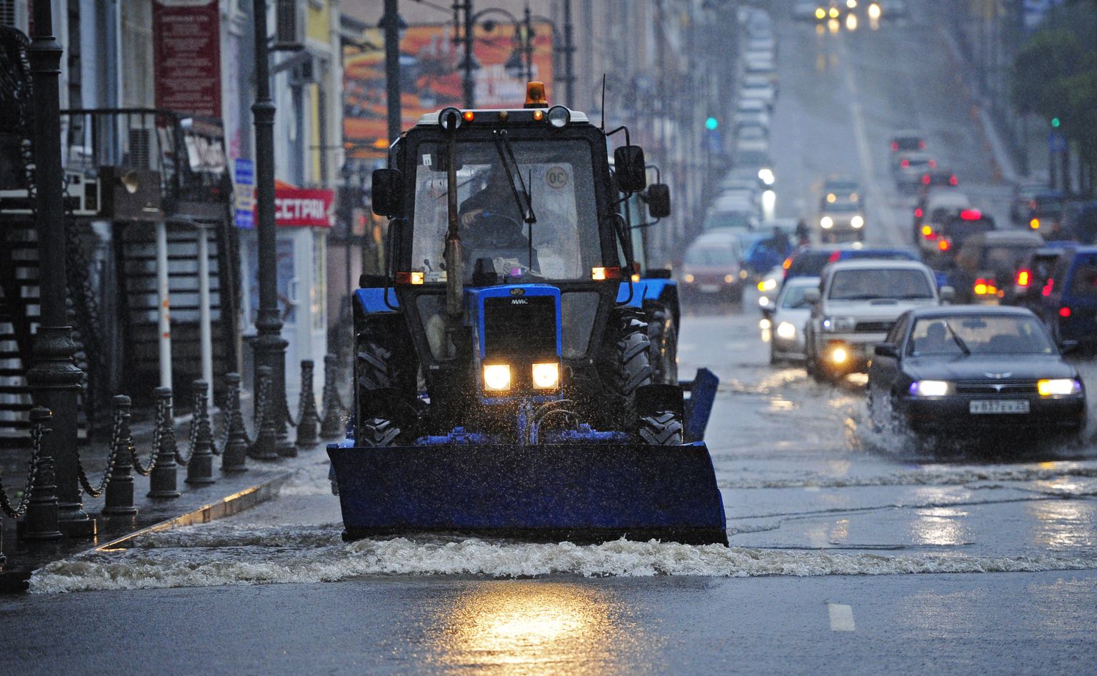 Taifuuni Sanba põhjustatud üleujutust Vladivostoki kesklinnas lükkab laiali traktor.
