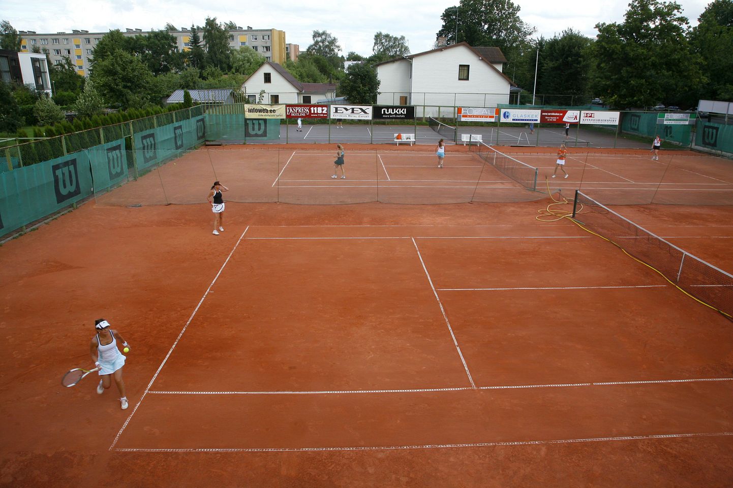Pärnus Tammsaare tänaval asuvad tenniseväljakud.