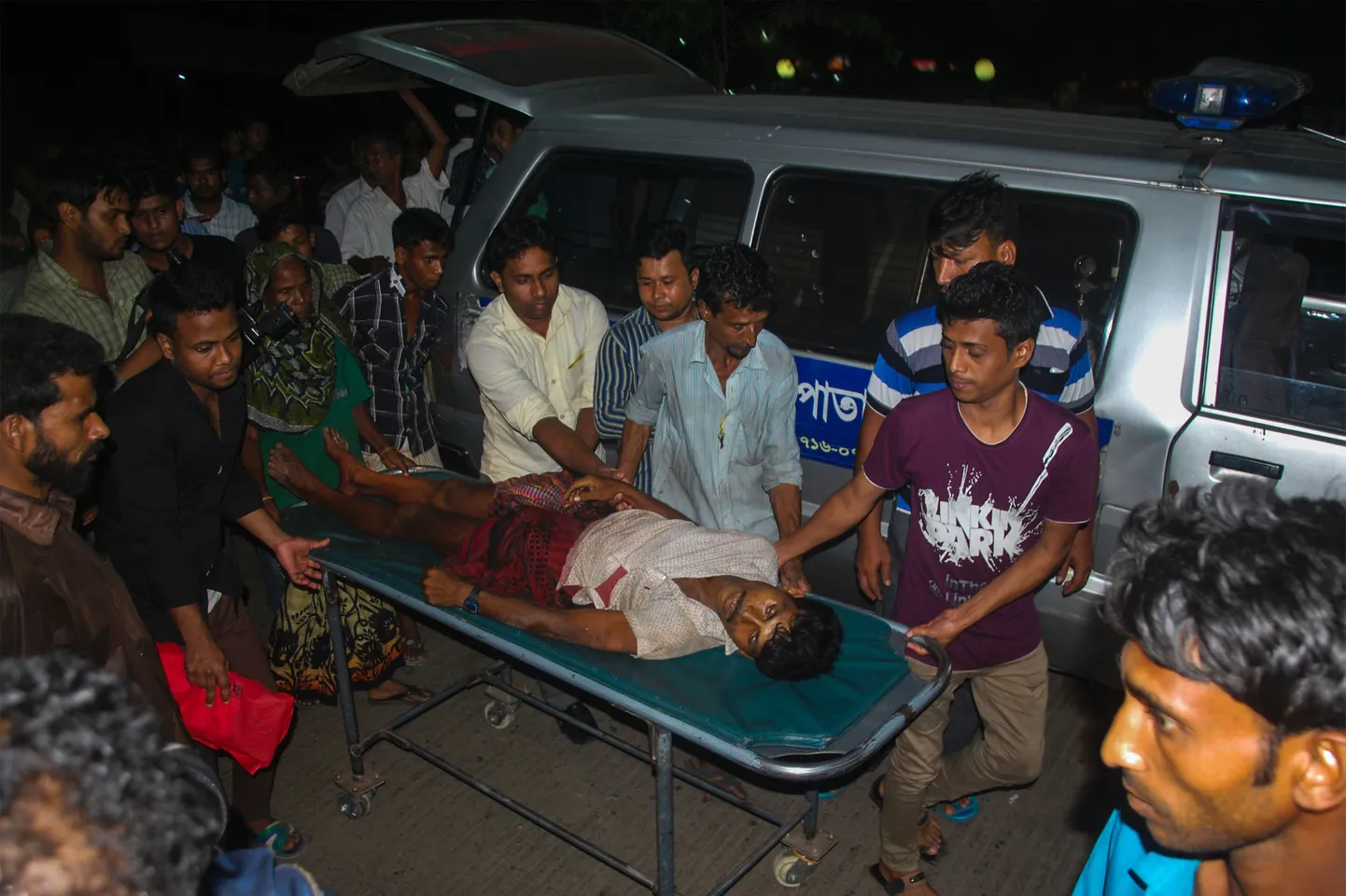Haavatud Bangladeshi mees kantakse haiglasse.