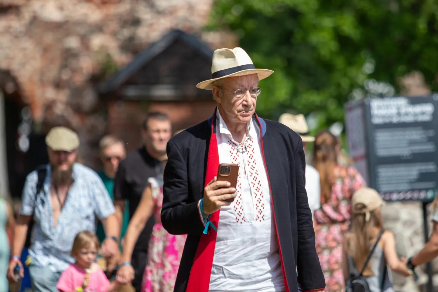 President Toomas Hendrik Ilves Viljandis folgimelu keskel.