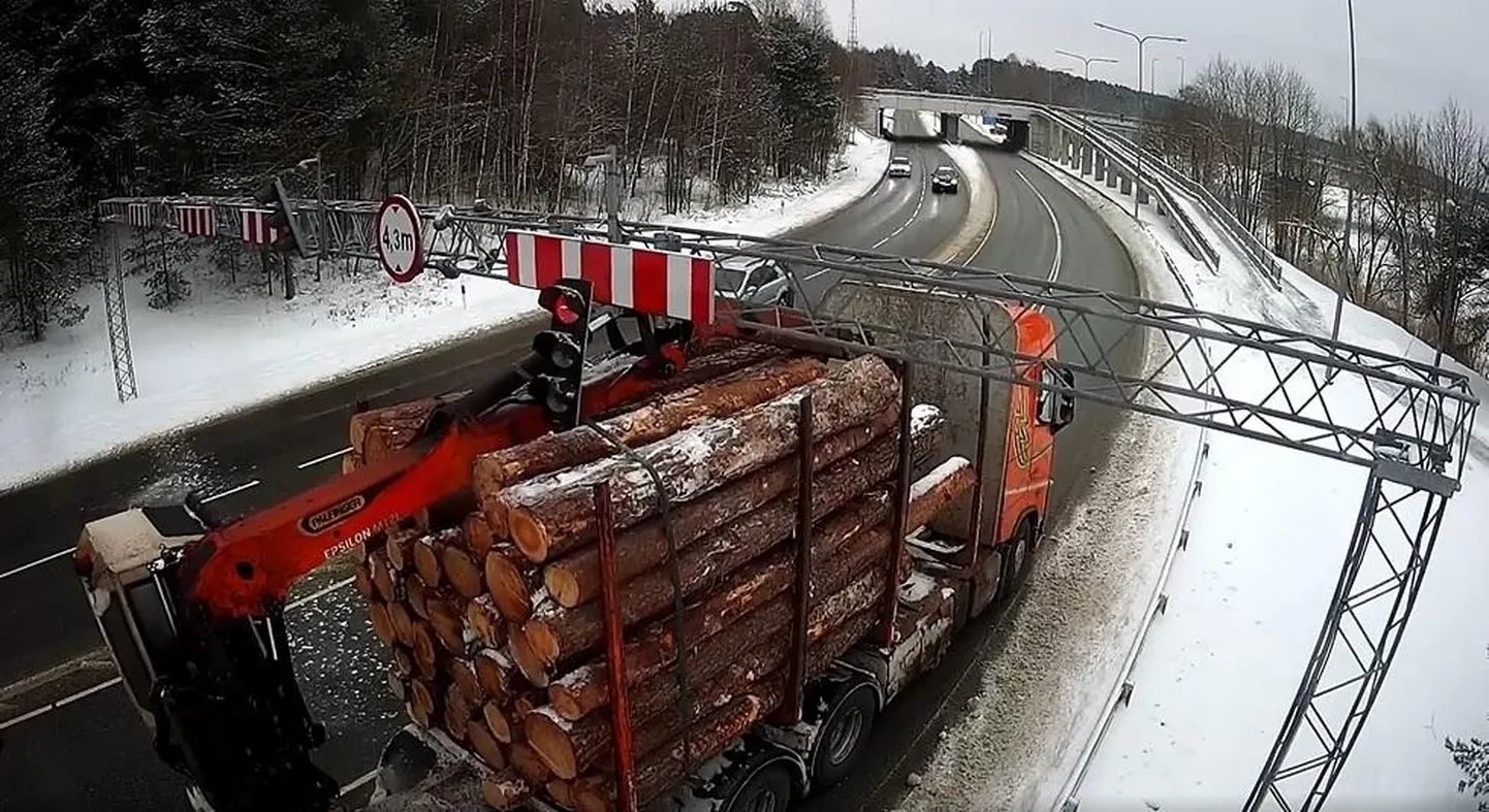 Kaamera jäädvustas selle, kuidas raskeveok taas Papiniidu silla kõrguspiiret lõhkus.