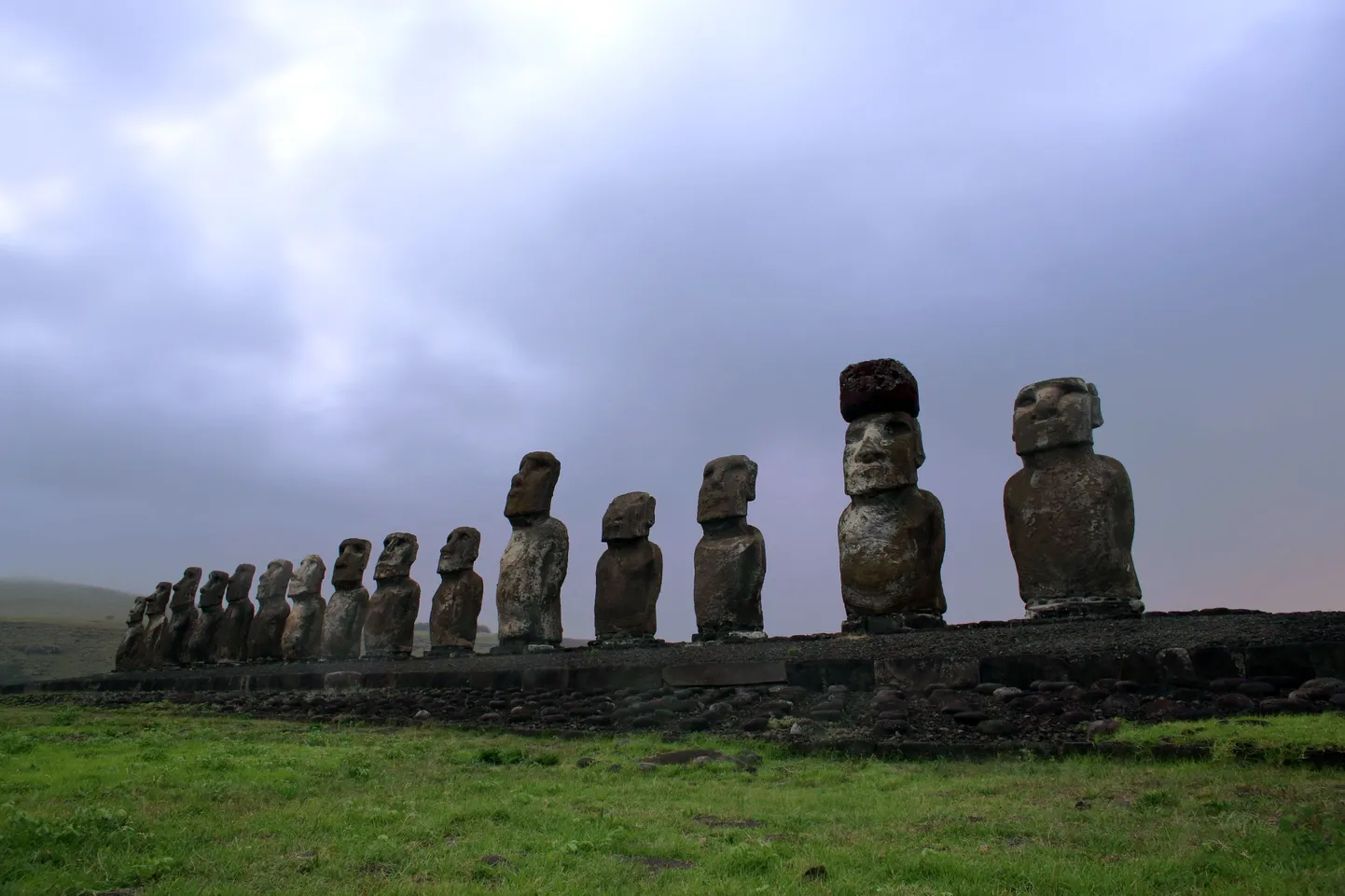 Lihavõttesaar ja moai kujud