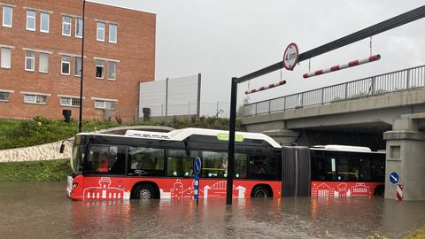 GALERII ⟩ Tartu upub, Riia tänava raudteeviadukti alla tekkis järv