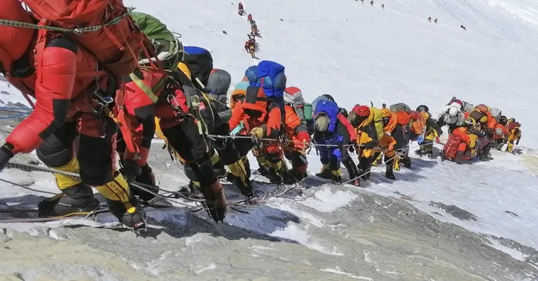 Mai lõpul tehtud foto, millel on näha alpinistide järjekorda Džomolungmal