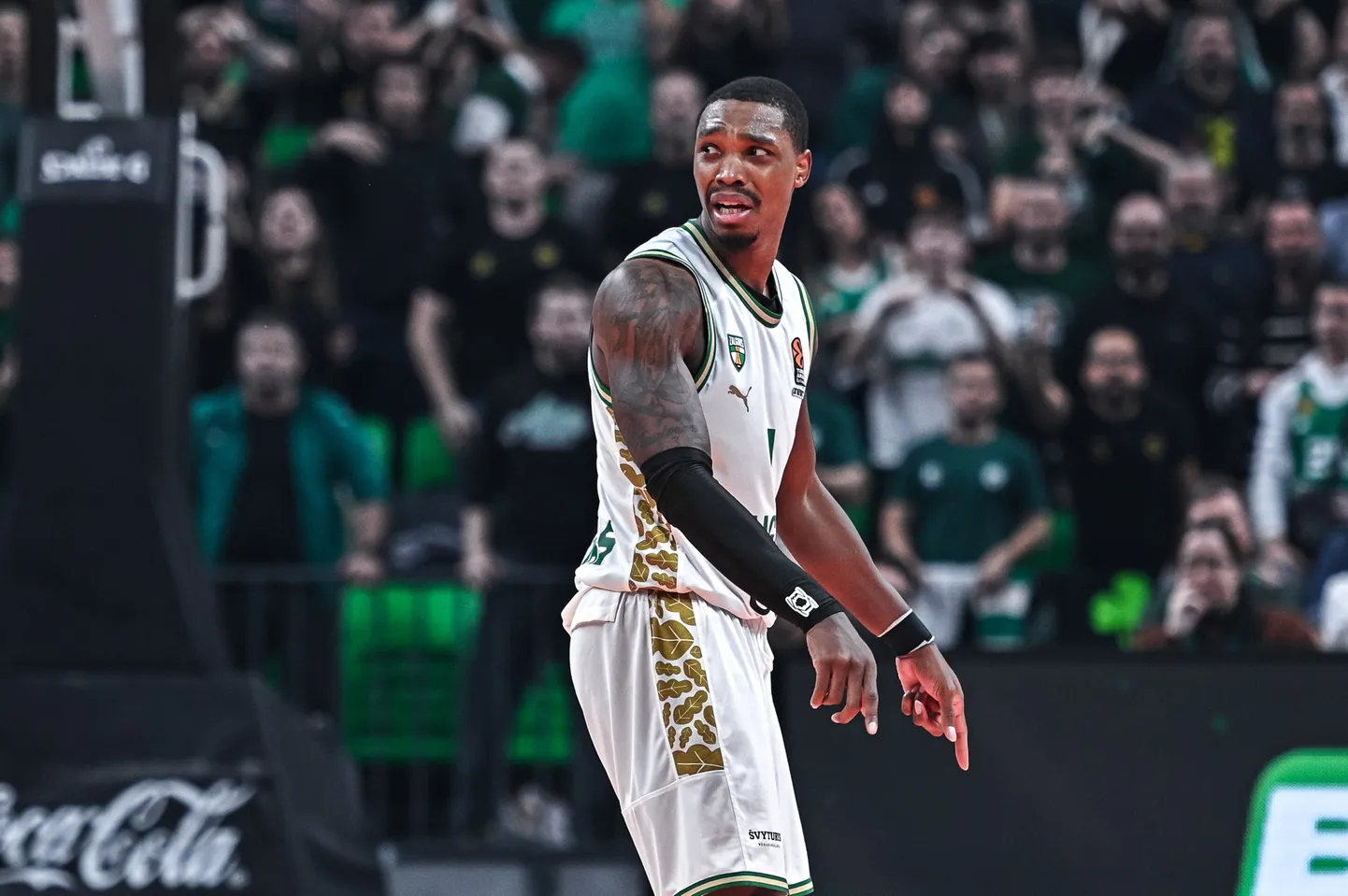Lonnie Walker IV.