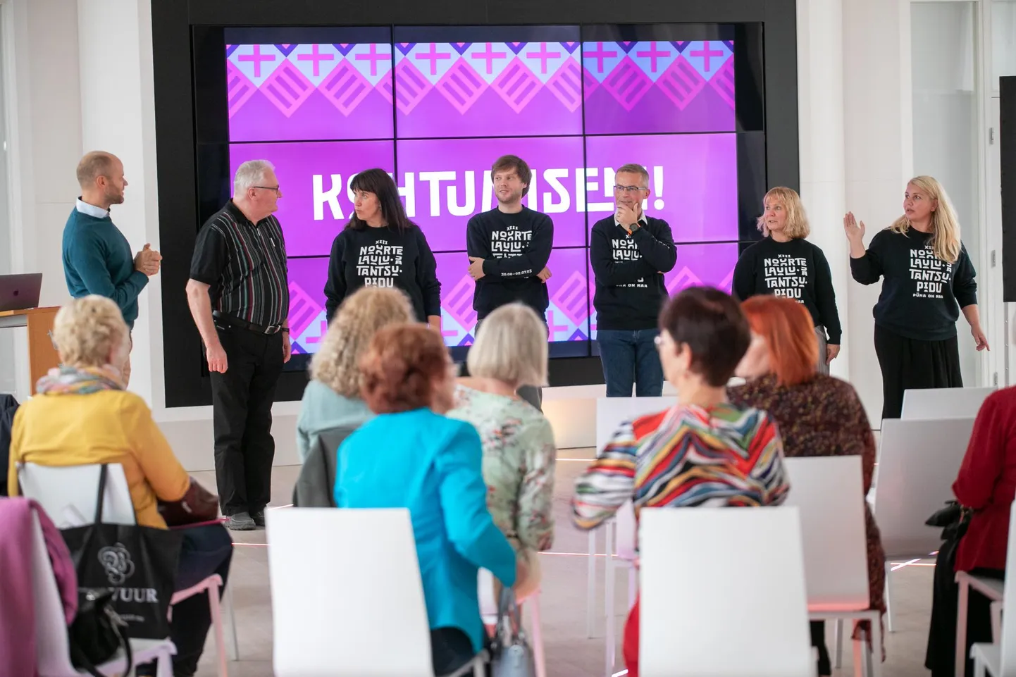 Noorte laulu- ja tantsupeo terepäeval kõnelesid peojuhid ideedest, mis kannavad pidu “Püha on maa”.