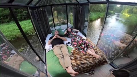 Райское место в Латвии: подвесной домик над рекой пользуется невероятным успехом у туристов