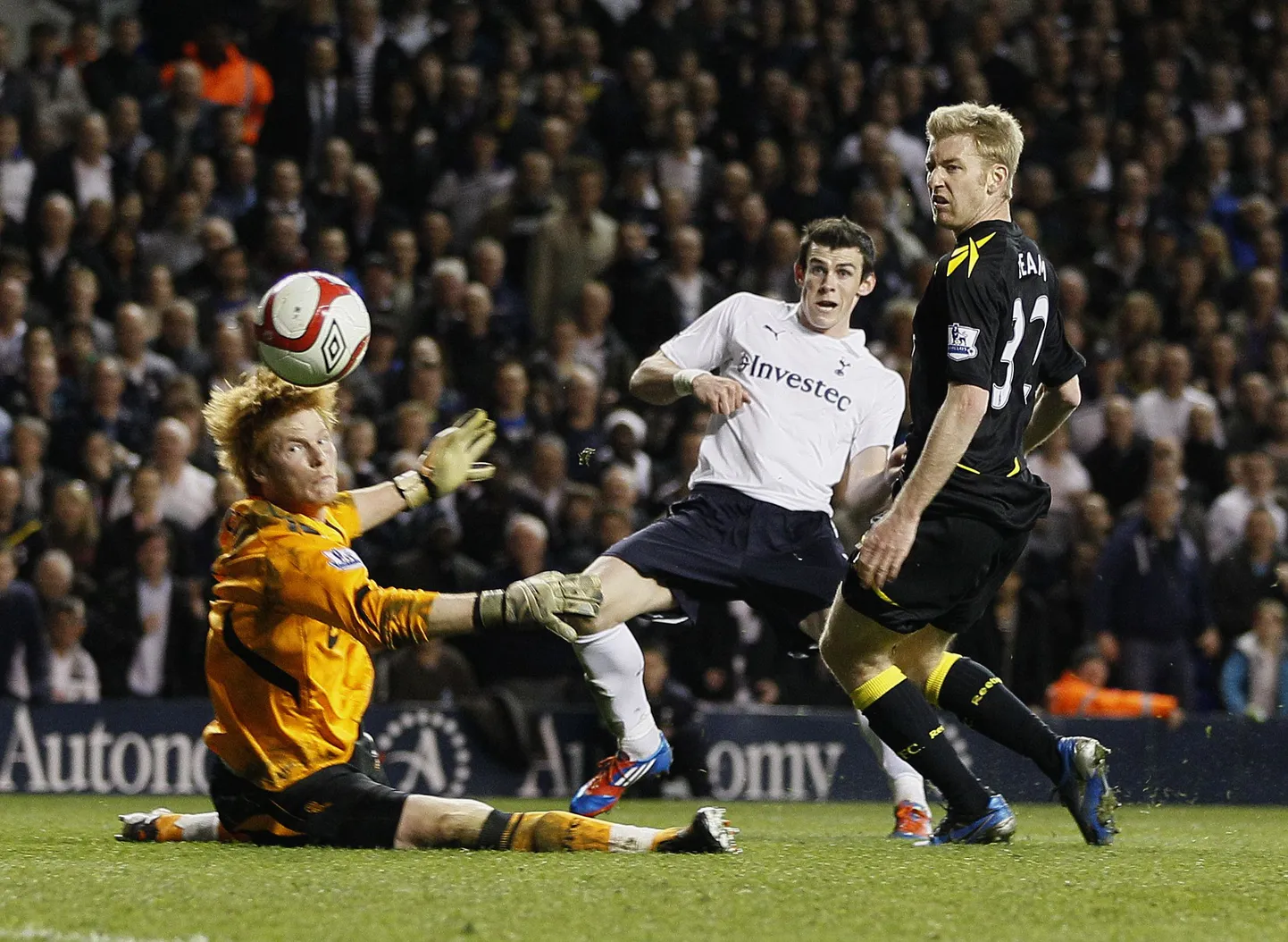 Gareth Bale (keskel) viib Tottenhami Inglismaa karikakohtumises Boltoni vastu 2:0 juhtima.