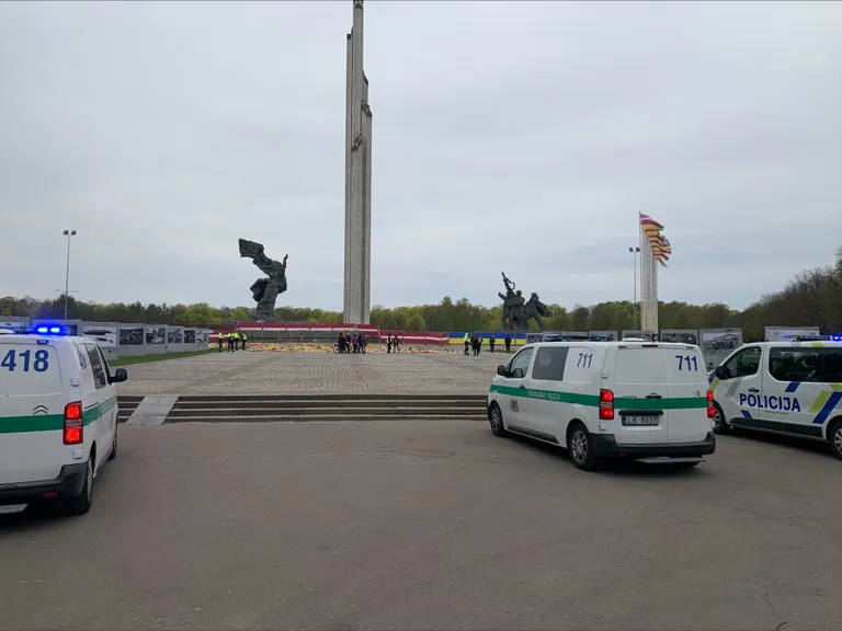 Полиция у памятника