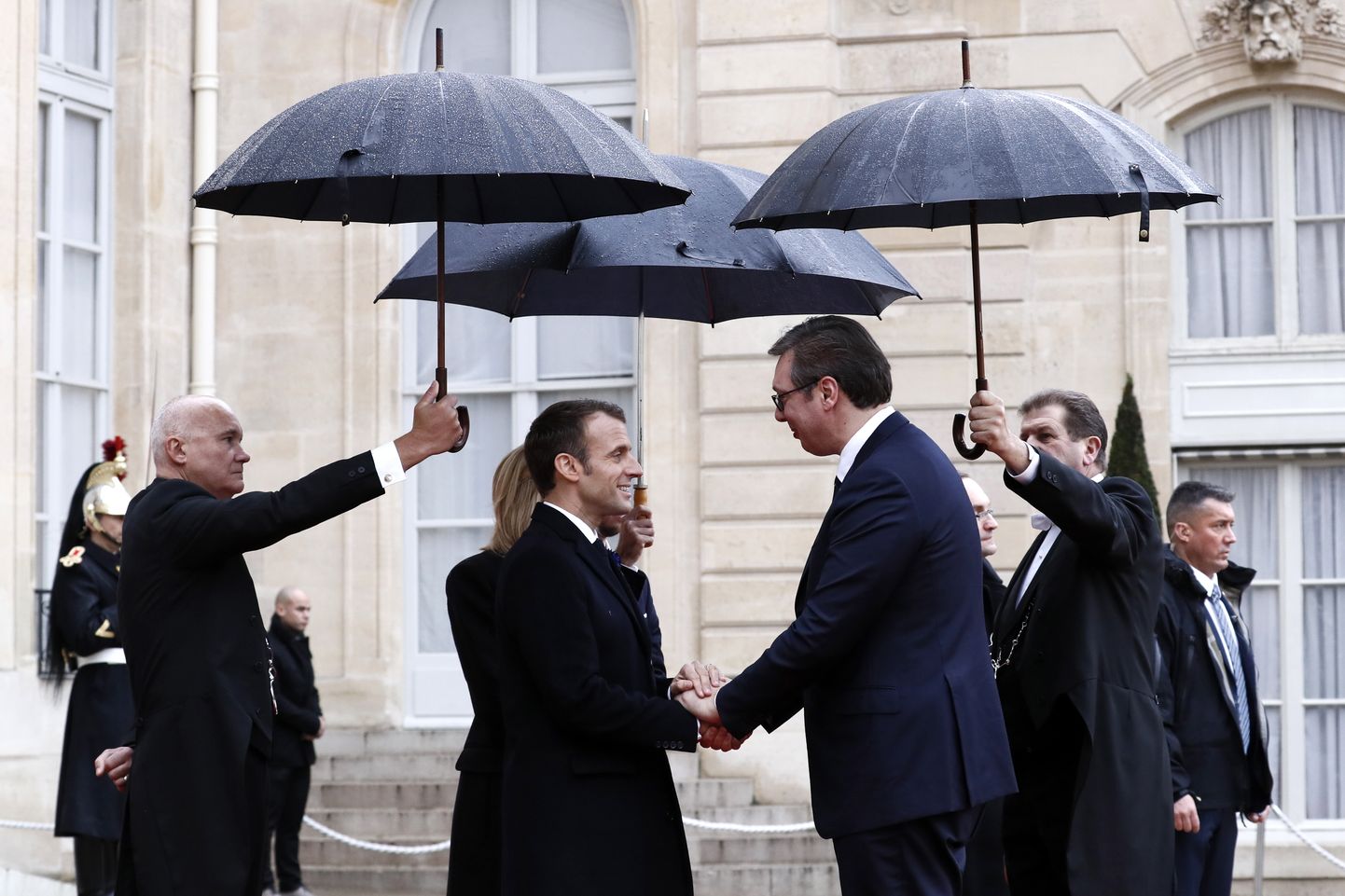 Francijas prezidents Emanuels Makrons (no kreisās) sarokojas ar Serbijas prezidentu Aleksandru Vučiču