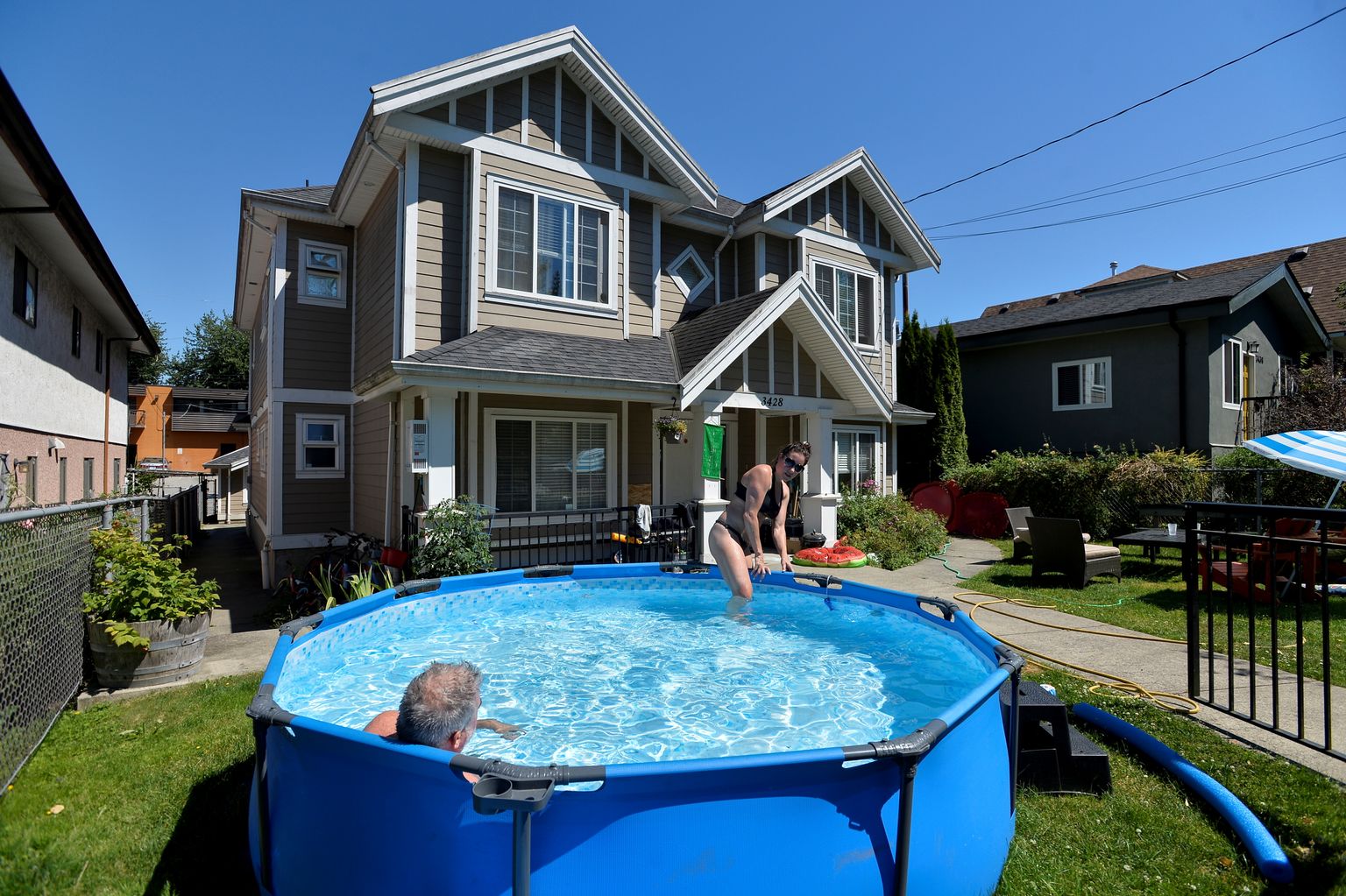Kanada Vancouveri elanikud Emily Beers ja Craig Patterson jahutavad end oma aia basseinis