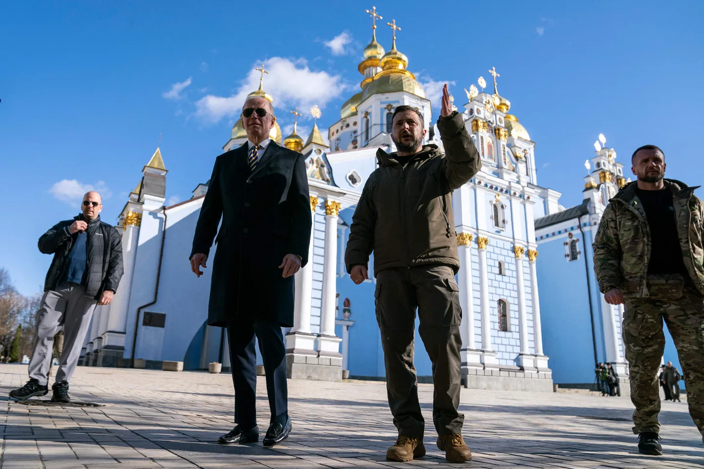 Ukraina president Volodõmõr Zelenskõi (paremal) ja USA president Joe Biden kohtusid 20. veebruaril 2023 Kiievis. Taga on näha kahe riigipea ihukaitsjat