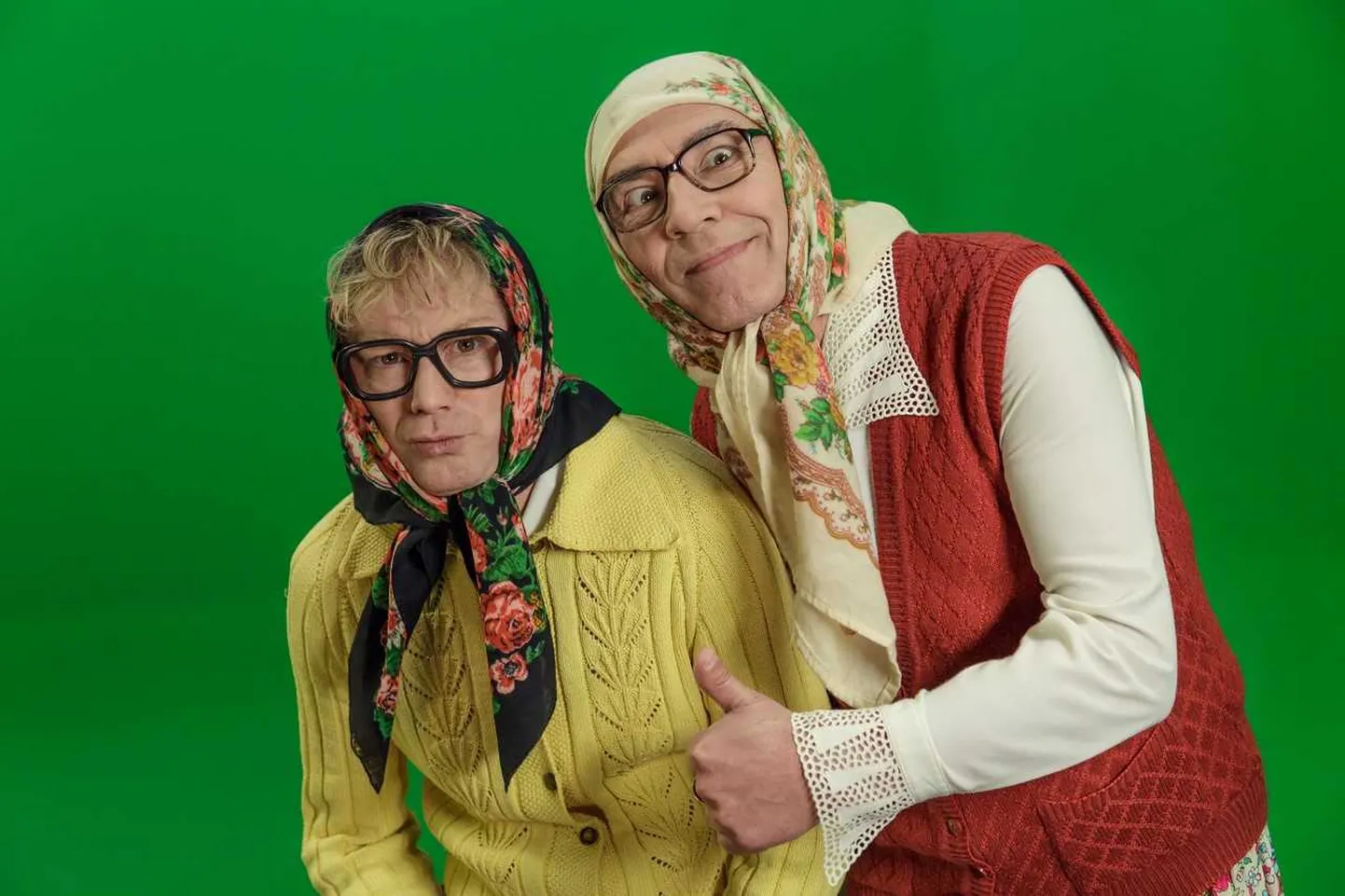 Бабка с двумя парнями. Фото двух бабушек. Бабушка смеется. Две старушки. Пенсионеры в деревне.