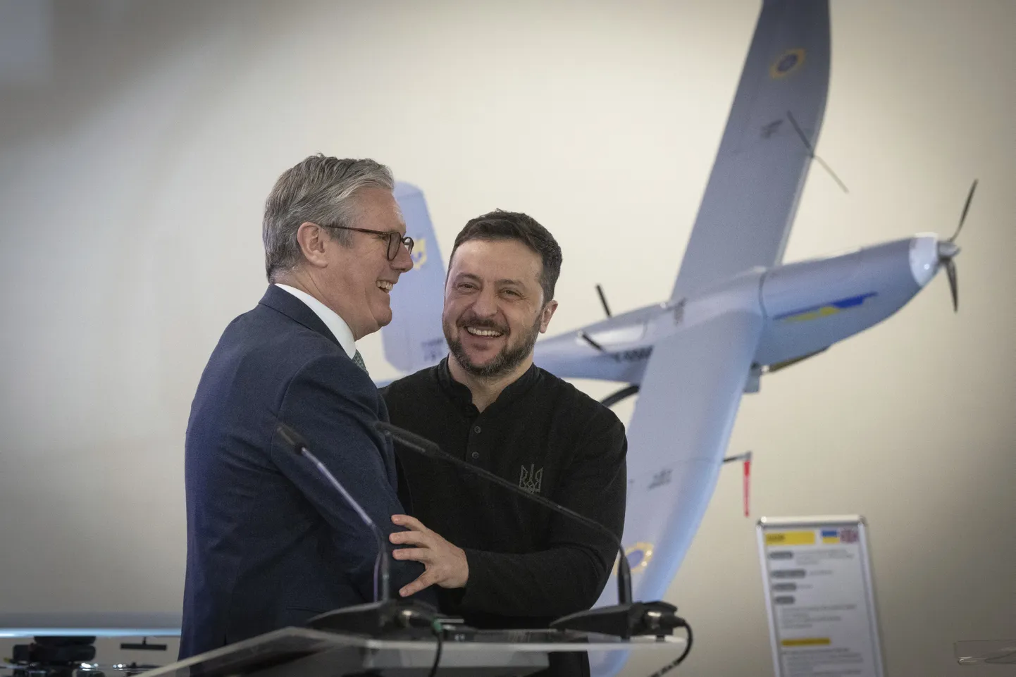 Suurbritannia peaministri Keir Starmeri ja Ukraina presidendi Volodõmõr Zelenskõi kohtumine 16. jaanuaril 2025. Nende taustal on Ühendkuningriigi rahastusega ukrainlaste ehitatud droon. .