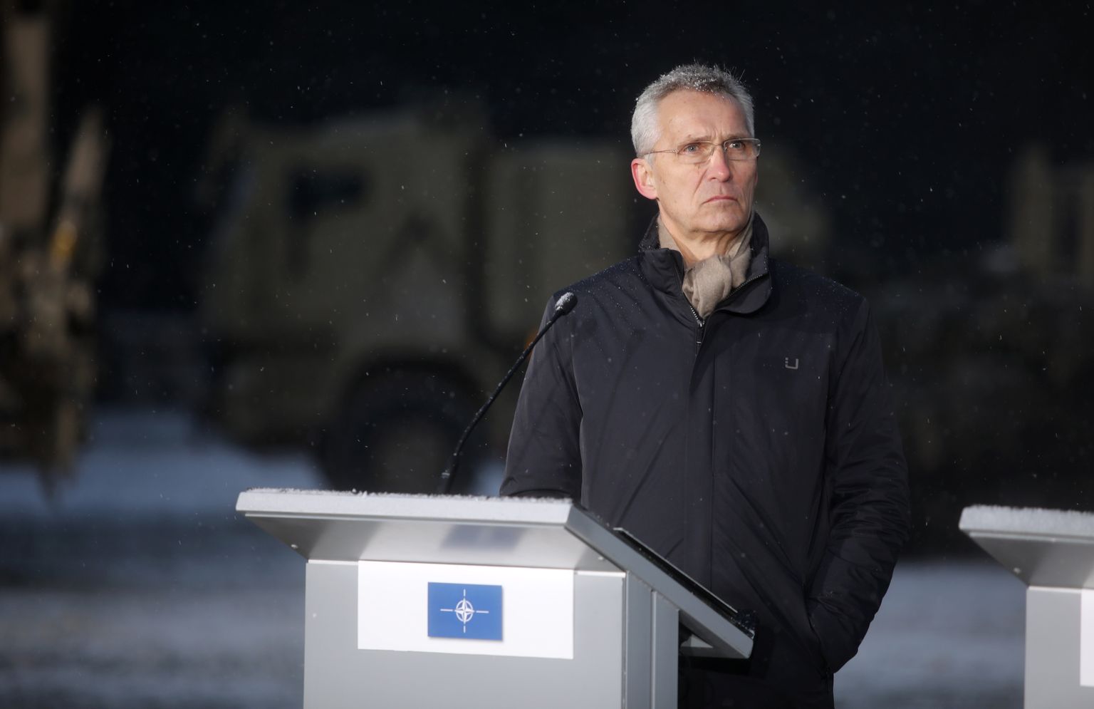 NATO ģenerālsekretārs Jenss Stoltenbergs piedalās kopīgajā preses konferencē Ādažu militārajā bāzē.