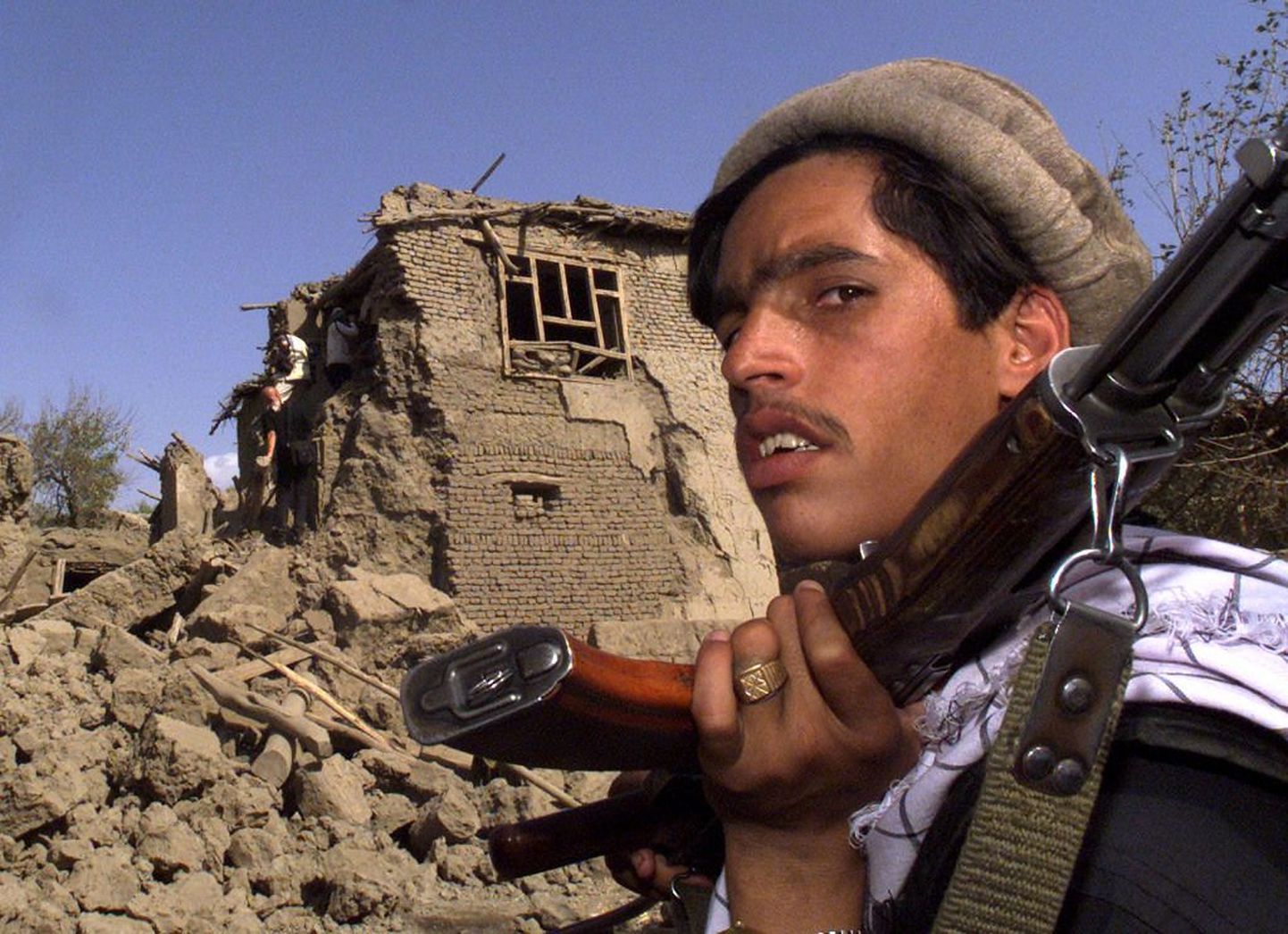 Афганский военный позирует с автоматом Калашникова AK-47.