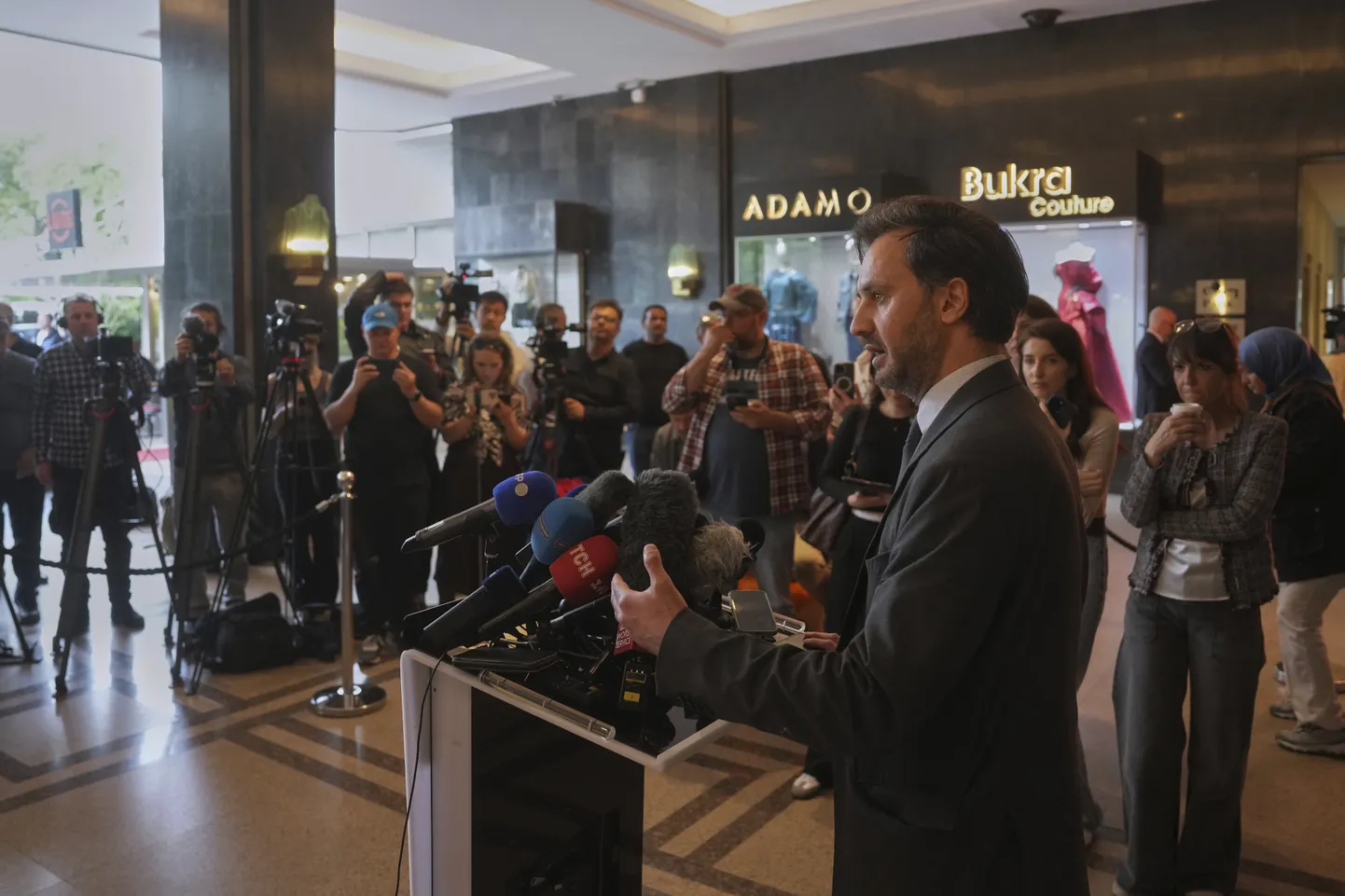 Ukrainas ārlietu ministra pārstāvis Heorhijs Tihijs preses konferencē Stambulā, Turcijā, piektdien, 2025. gada 16. maijā, sarunājas ar žurnālistiem.