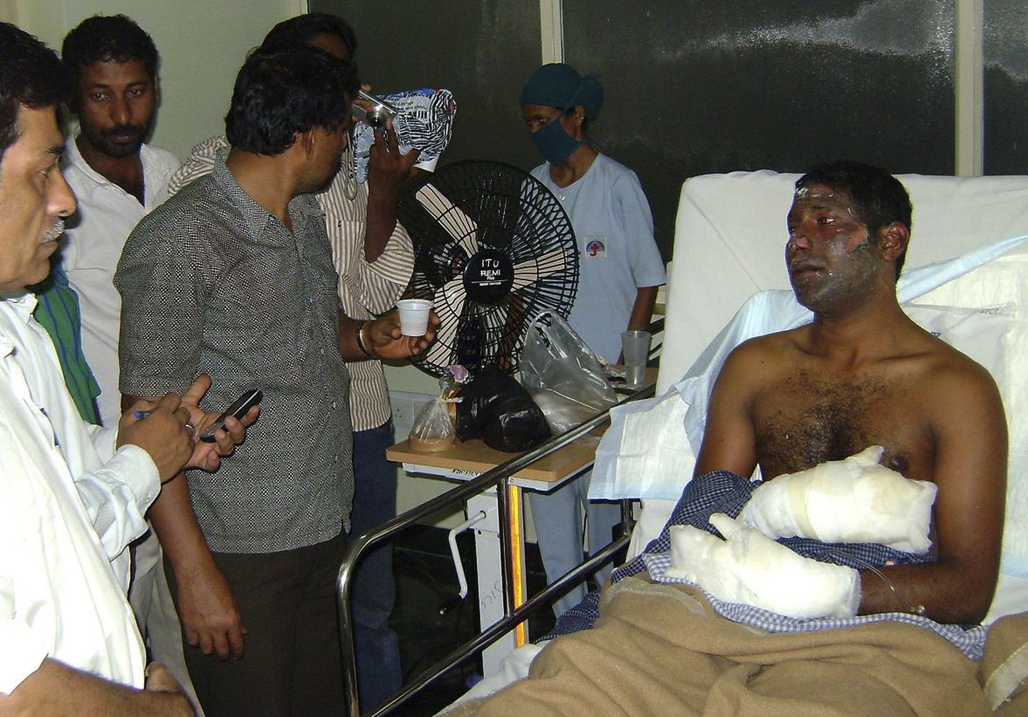 India lennukatastroofist eluga pääsenud mees pidi haiglavoodis vastama ajakirjanike küsimustele.