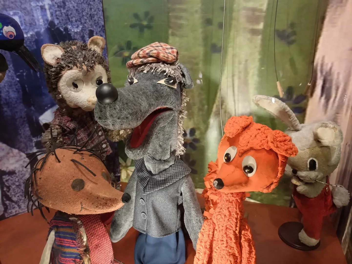 Näitus on Tartu mänguasjamuuseumi kingitus Eesti televisiooni 70. sünnipäevaks ning valminud koostöös Eesti rahvusringhäälingu muuseumiga.