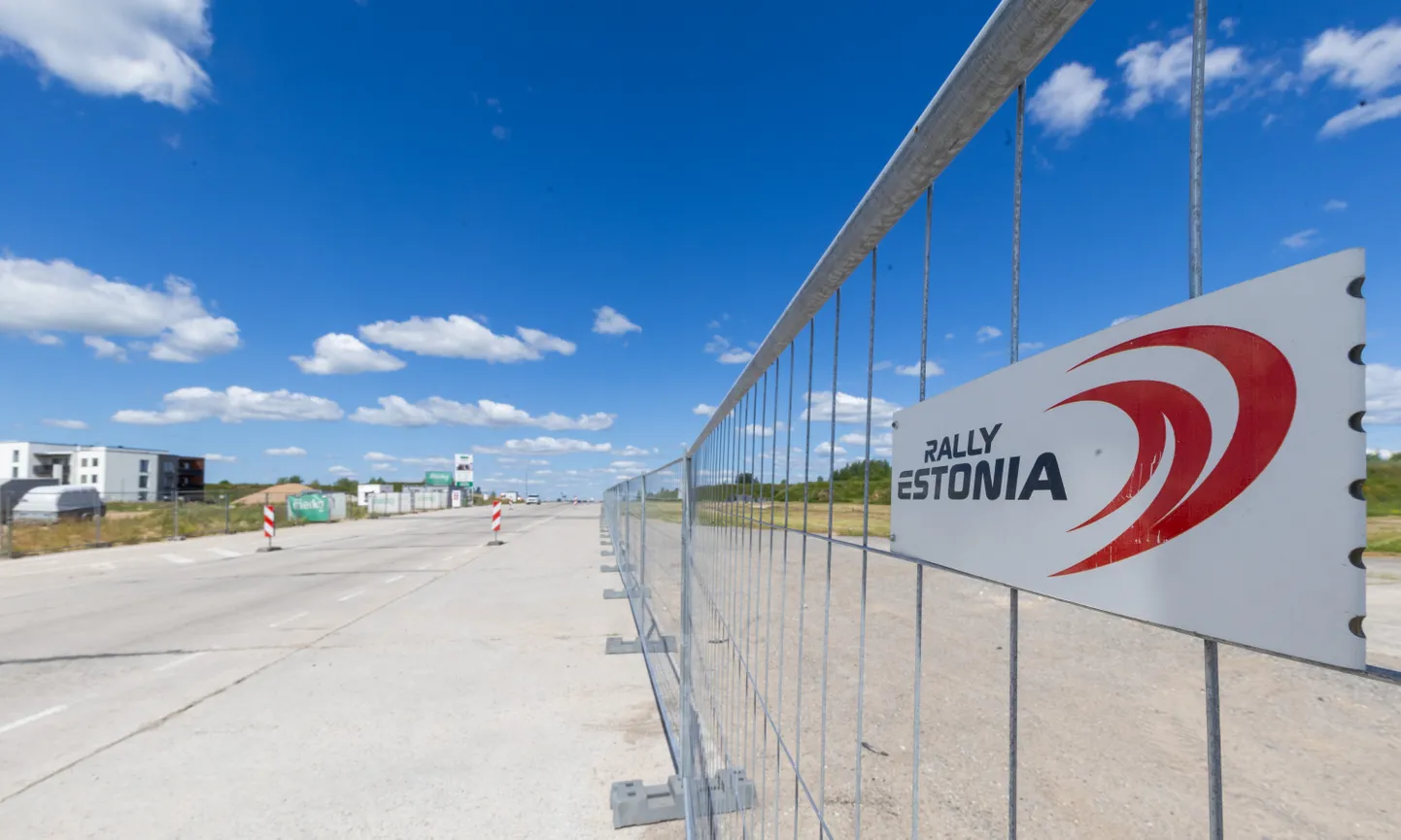 Kuigi liiklus läheb ERMi juures pausile neljapäeval, olid Rally Estoniale viitavad aiad muuseumi ümbruses püsti juba päev varem.