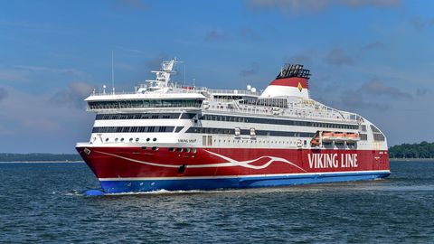 Helsingi laevateed on suletud, Tallinnasse suunduv Viking Line'i laev seisab sadamas